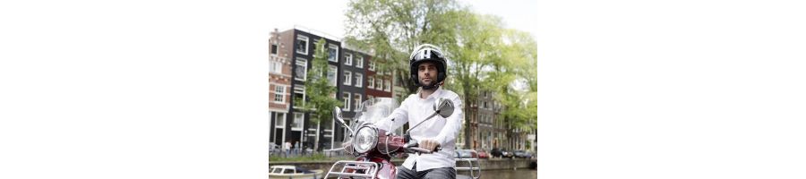 Wat voor eisen worden er aan een brommerhelm gesteld?
