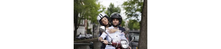 Is het lopen met een scooter zonder helm op strafbaar?