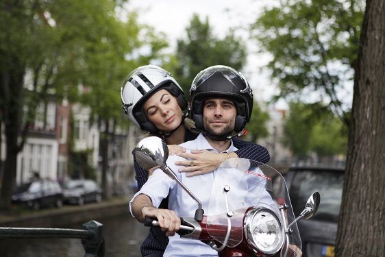 Is het lopen met een scooter zonder helm op strafbaar?